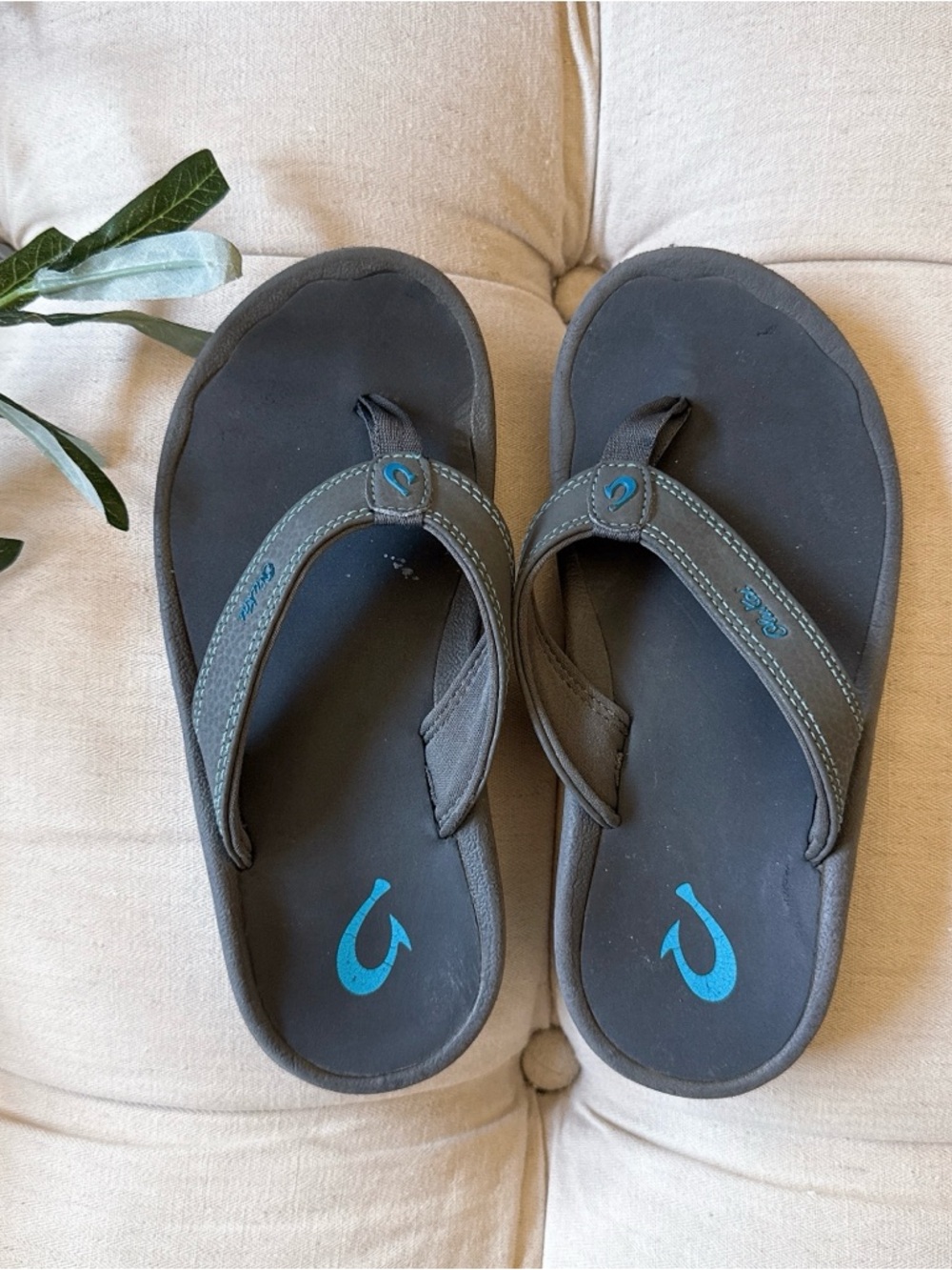 Olukai Boys Flip Flop Sandals size 3/4